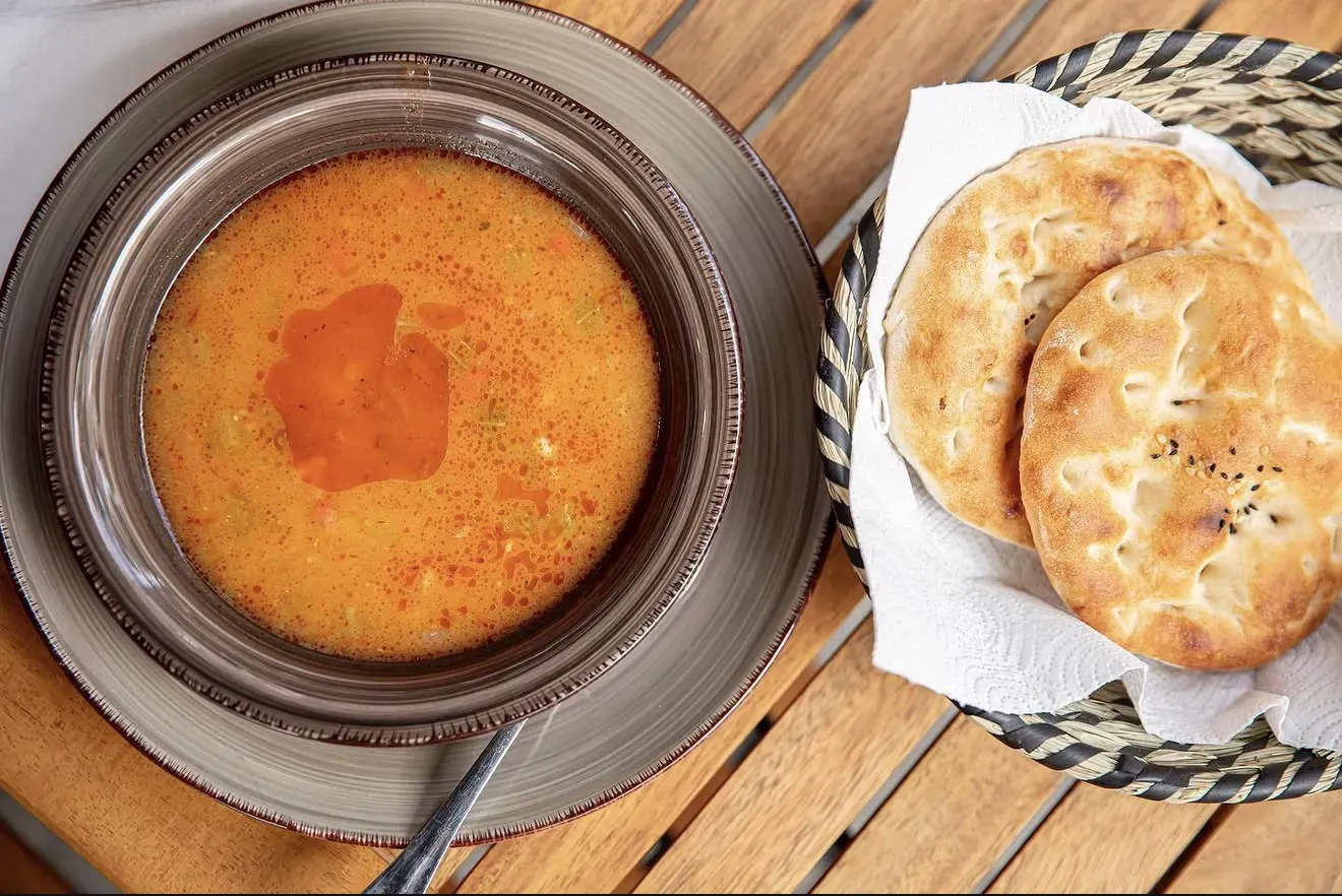 Türkische Suppe mit Fladenbrot im Brotkorb