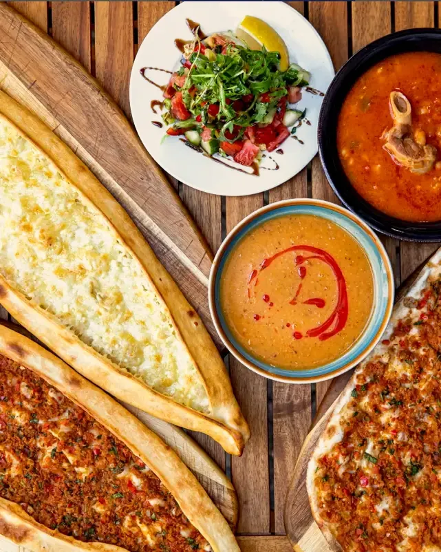 Pide, Lahmacun, Linsensuppe und Bohneneintopf auf dem Holztisch bei Çorbacı