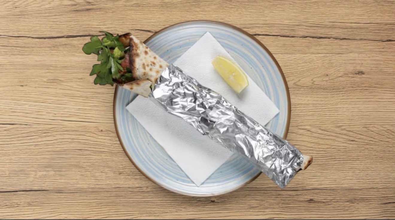 Lahmacun Dürüm mit Salat